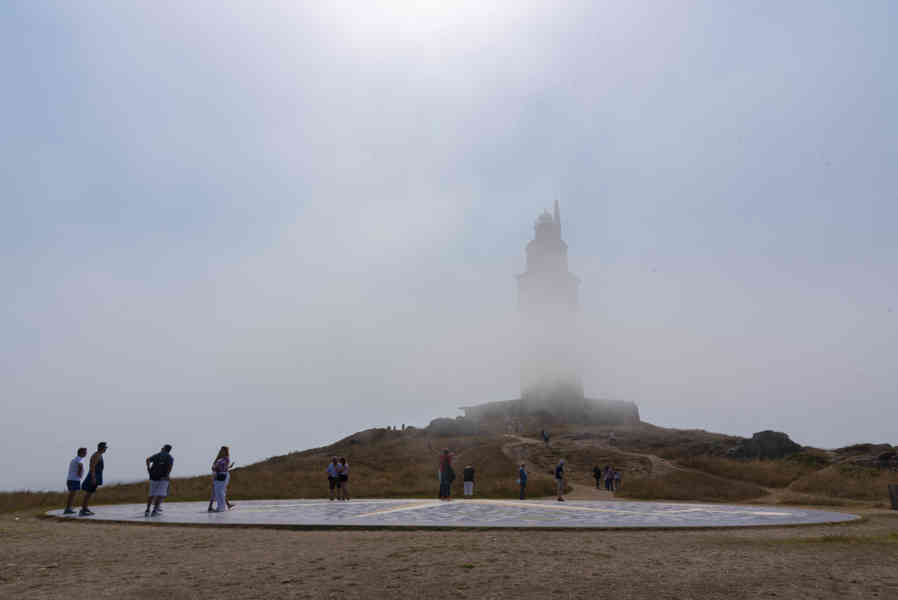 A Coruña 20 - Rosa de los Vientos y Torre de Hércules.jpg